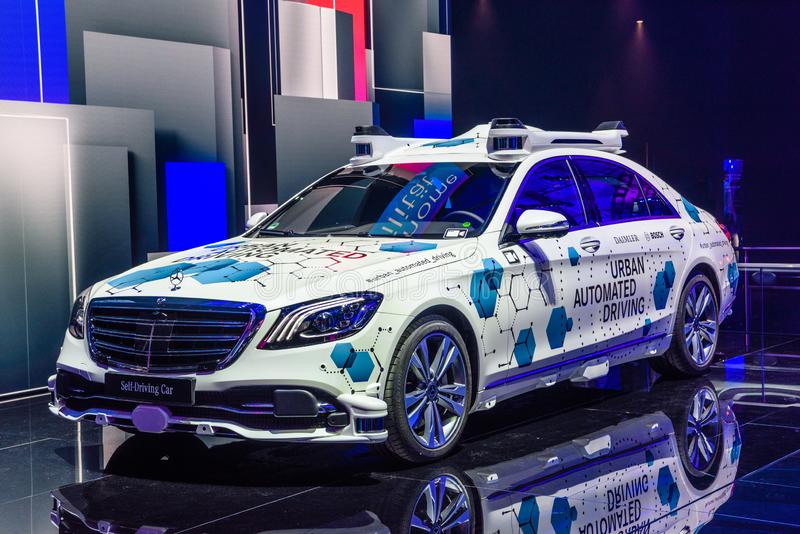 Mercedes-Benz nuk do të ndjek Tesla në garën për RoboTaksitë