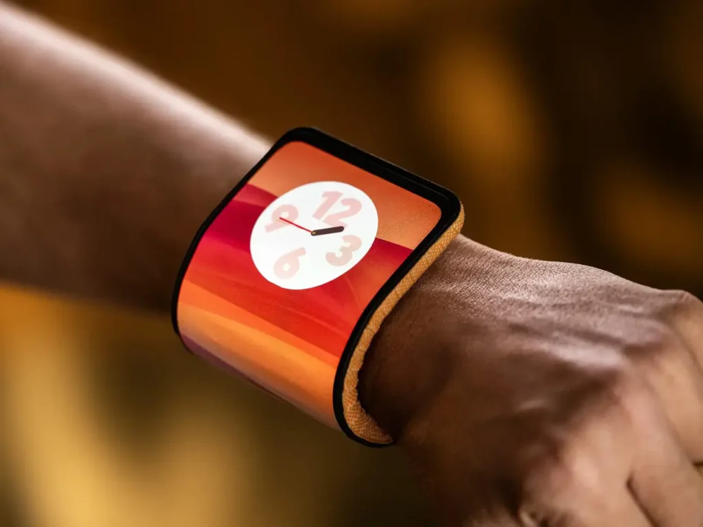 Koncepti i "ekranit adaptiv" të telefonit inteligjent të Motorola-s mund të paloset në mënyra të shumta për të qëndruar në këmbë apo edhe të ngjitur në kyçin tuaj si një byzylyk me shuplakë