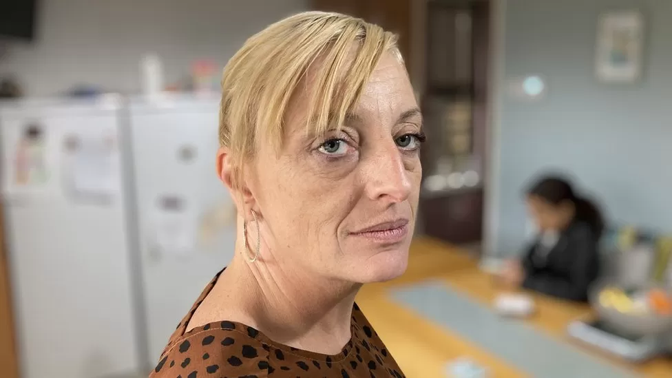 Sara fshehu vapat e saj nga mamaja e saj Mary, e cila ia konfiskoi telefonin