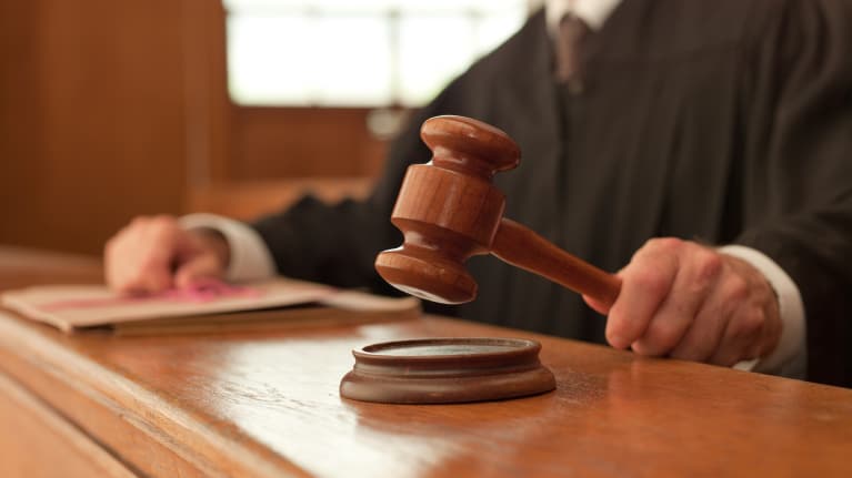 Ky është vendimi i gjykatës për Altin Çokun, për nxitjen e vetëvrasjes së 27-vjeçares