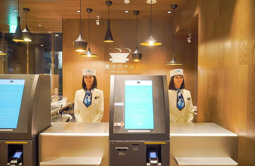 Mirë se vini në të ardhmen: Brenda hotelit të drejtuar nga robotët në Tokio