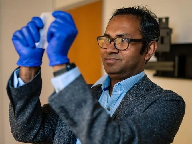 Lamtumirë plastikë? Shkencëtarët krijojnë një “supermaterial” që tejkalon metalet dhe qelqin