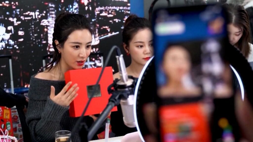Kina vendos kufizime për influencerët: nga viti 2025 duhet diplomë për të folur për shëndet, drejtësi dhe financa
