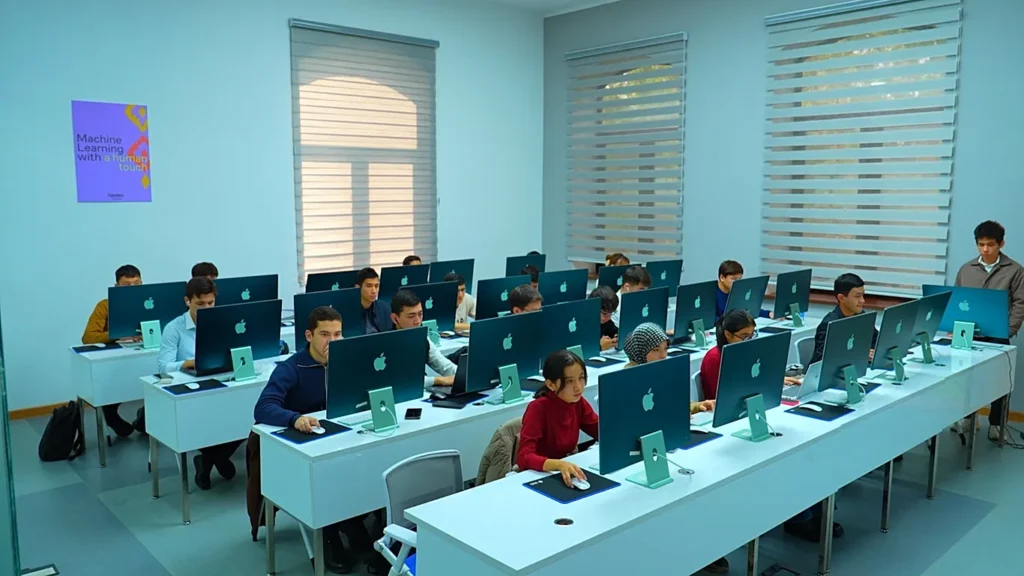 Në Uzbekistan, studentët përdorin “iMac” nga Apple në laborator – Universiteti që po shndërrohet në zemrën e inovacionit
