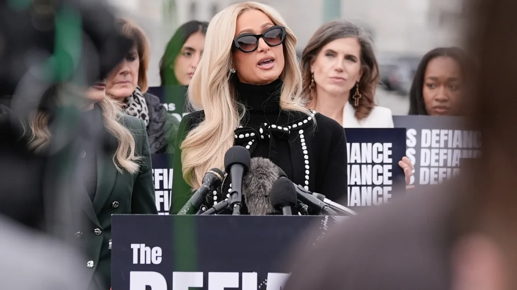 Paris Hilton i bashkohet luftës kundër deepfake-ve me IA me përmbajtje seksuale eksplicite
