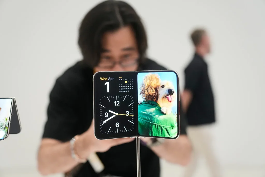 Apple hyn në epokën e telefonave të palosshëm, prezanton iPhone Duo