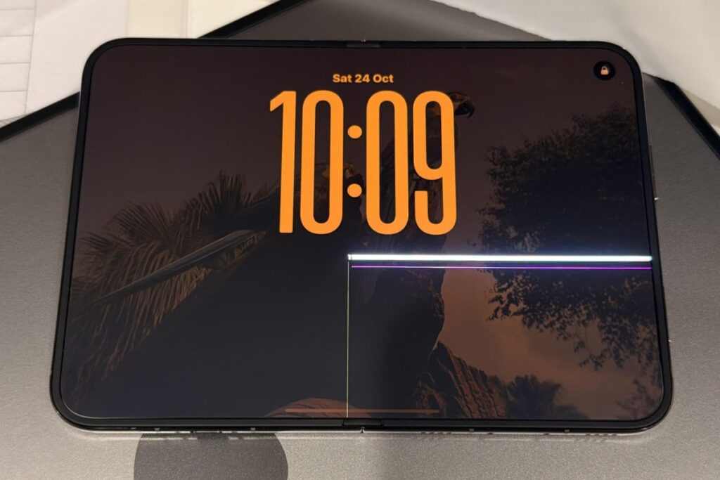 Blerësit e hershëm të iPhone Duo raportojnë dëmtime të ekranit të brendshëm