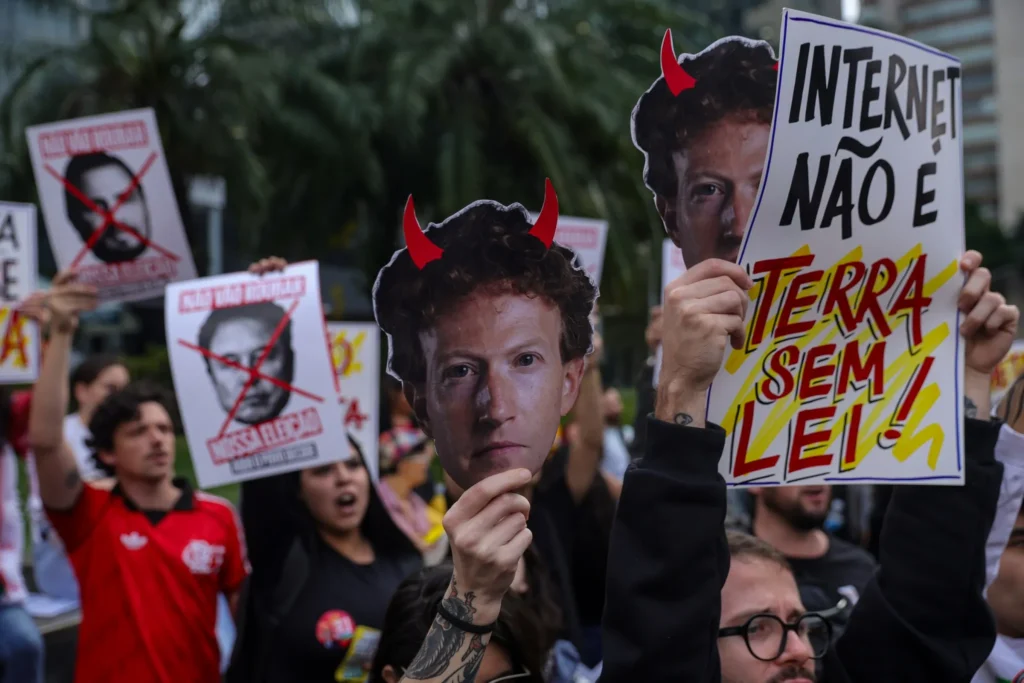 Qindra protestues rrethojnë zyrat e Meta-s në Brazil, portretizojnë Mark Zuckerberg si djallin