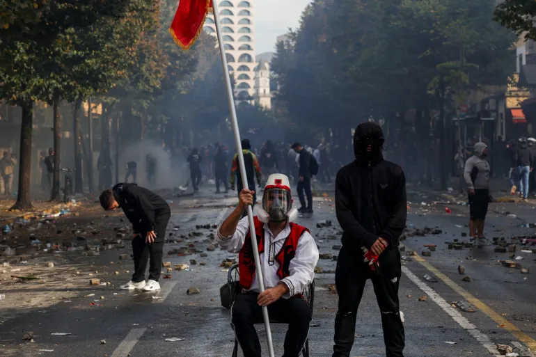 Bizneset në Tiranë ulin qepenat nga frika e protestave: “Jemi me ju, mos na dëmtoni!”